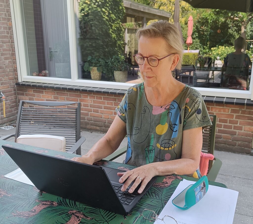 Carola achter de laptop