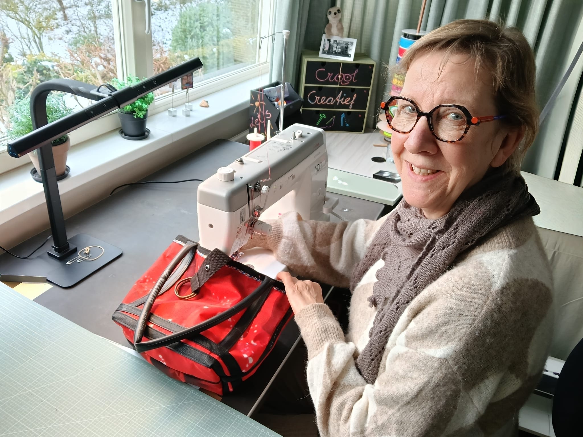 Carola achter de naaimachine